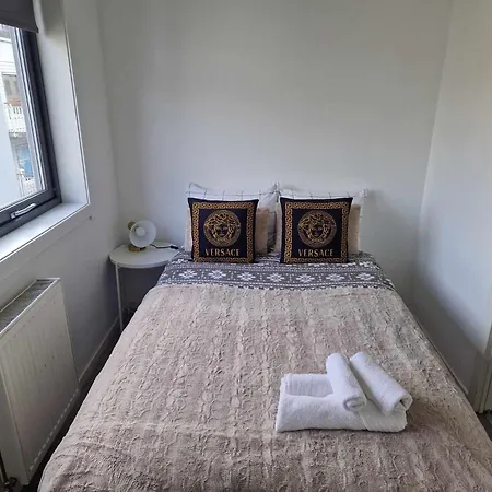 - 3 Bedroom - Gated Community 公寓